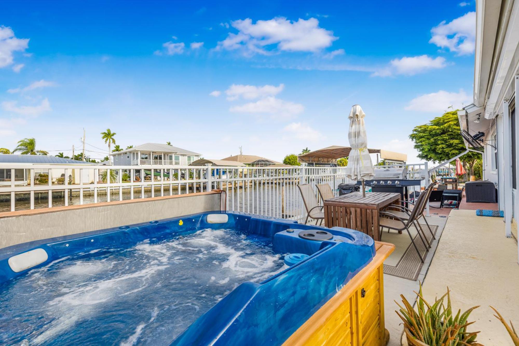 Hot Tub And Dock Gilligan'S On The Island Villa Matlacha Buitenkant foto